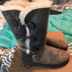 💥SOLD 💥Ugg Bailey button triplet size 6